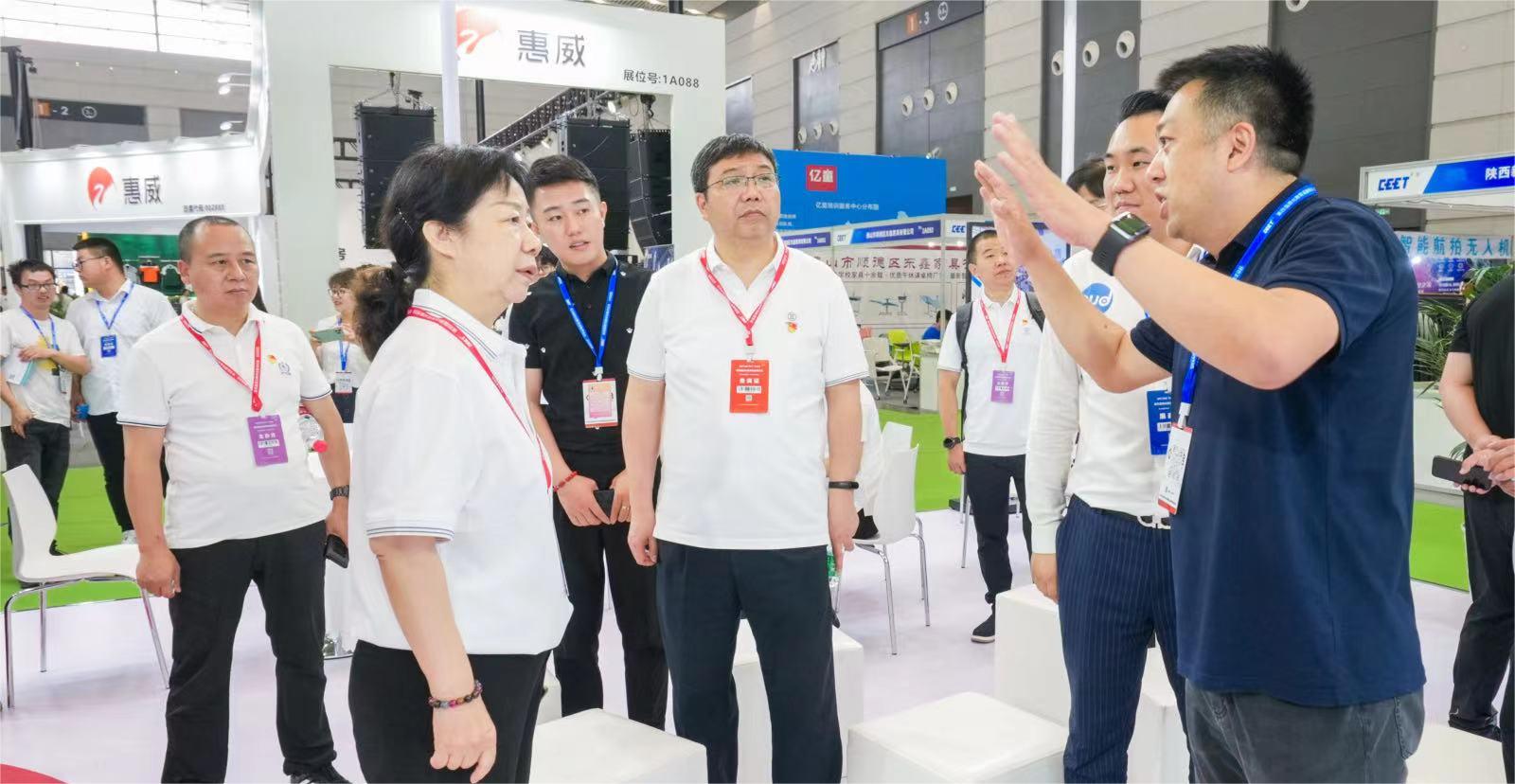 多位領(lǐng)導親臨清聽聲學展位，全面了解安靜操場、教學音響等教育體系產(chǎn)品。