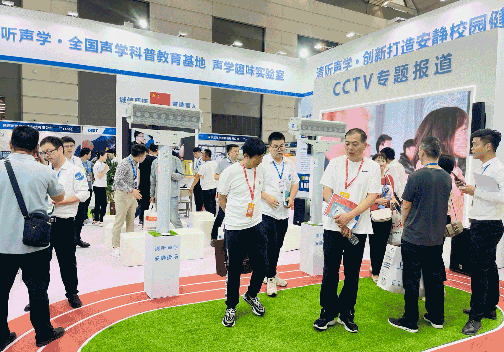 工作人員正帶領(lǐng)客戶了解清聽聲學的產(chǎn)品與服務(wù)